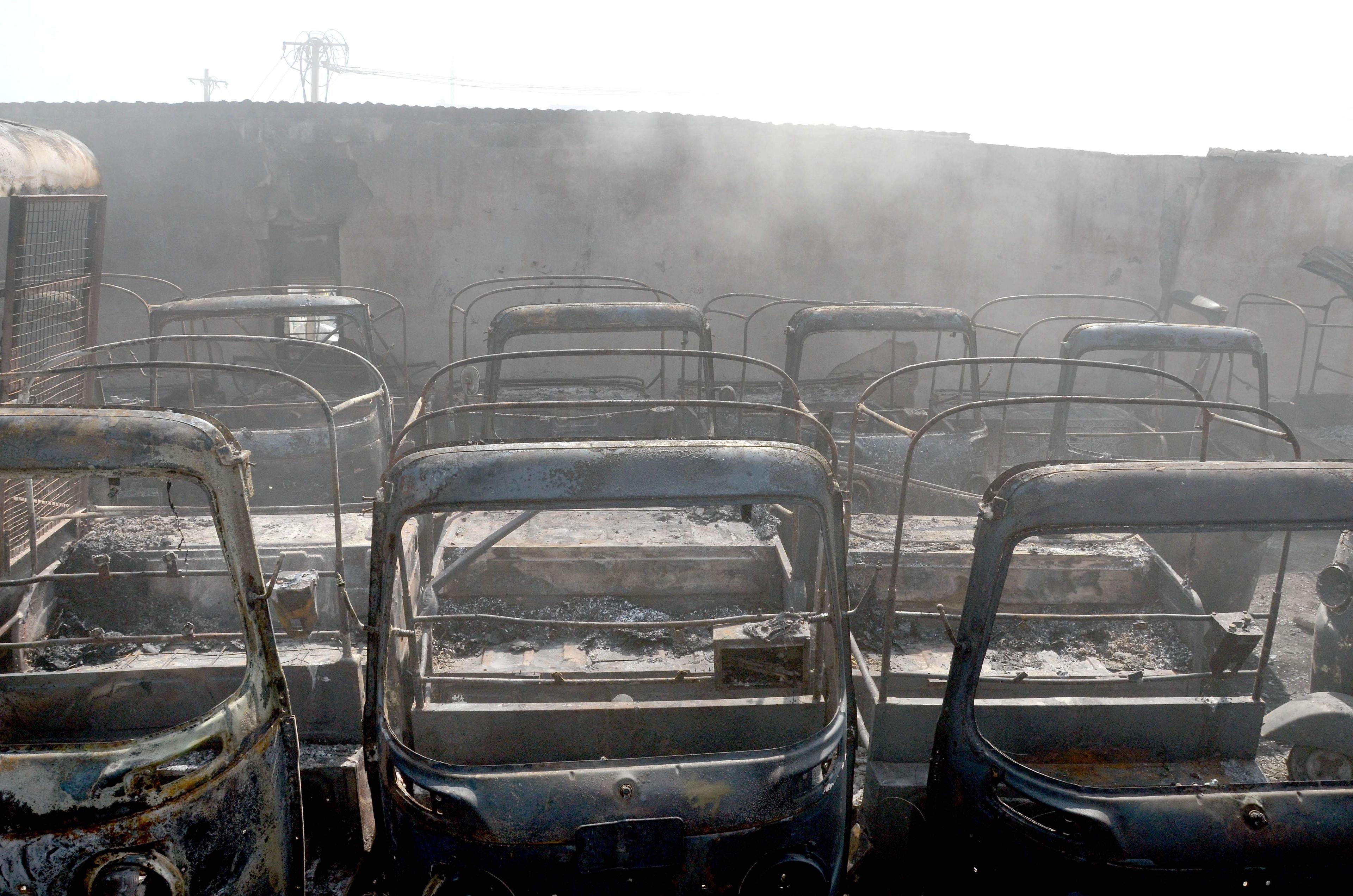 Photos: गंगोंडनहल्ली में आग से 26 ऑटोरिक्शा और एक कार जलकर खाक