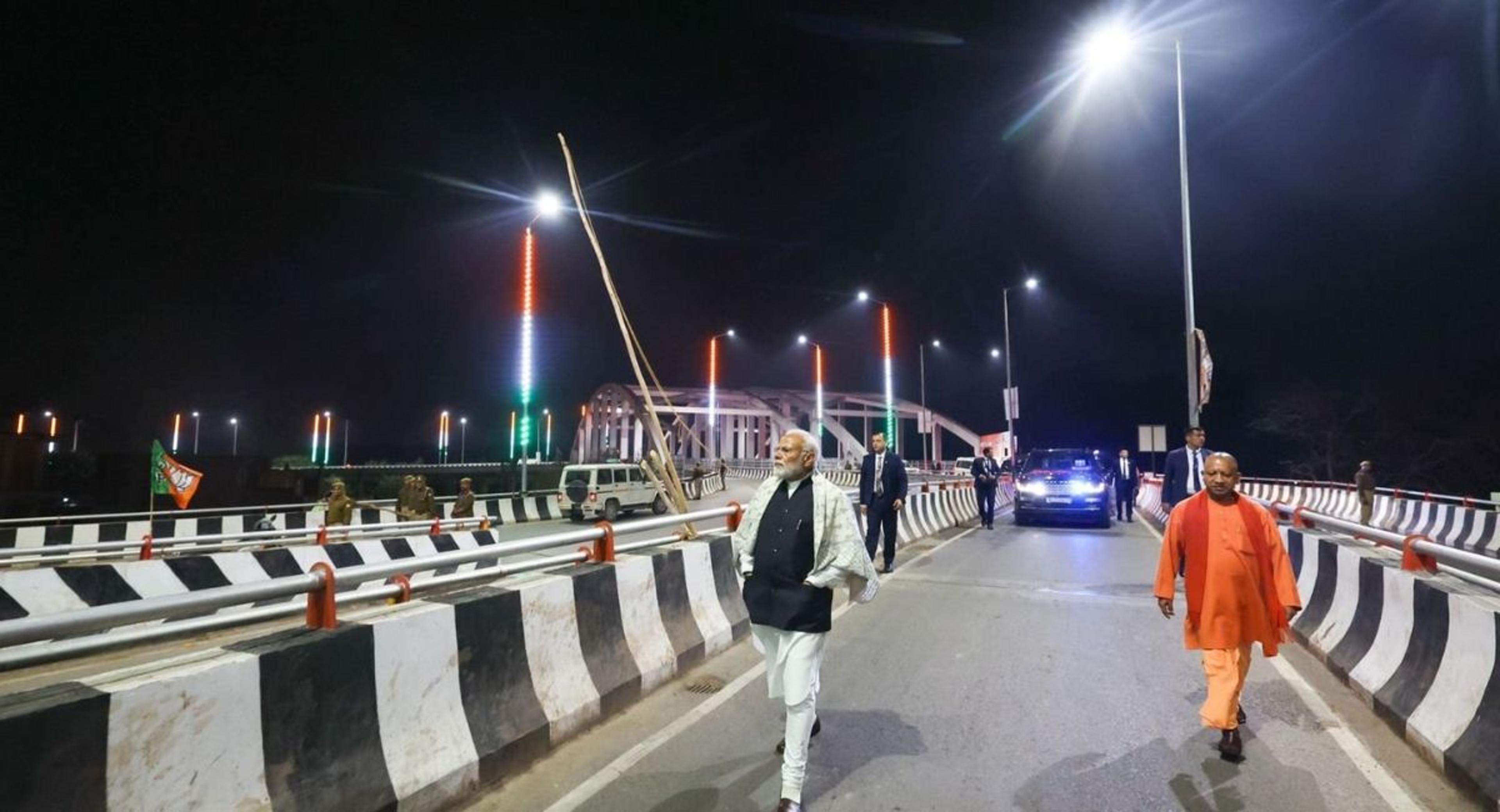 PM Modi Varanasi Visit: फुलवरिया फ्लाईओवर पर अचानक गाड़ी से उतरे PM मोदी और चलने लगे पैदल, चौंके लोग