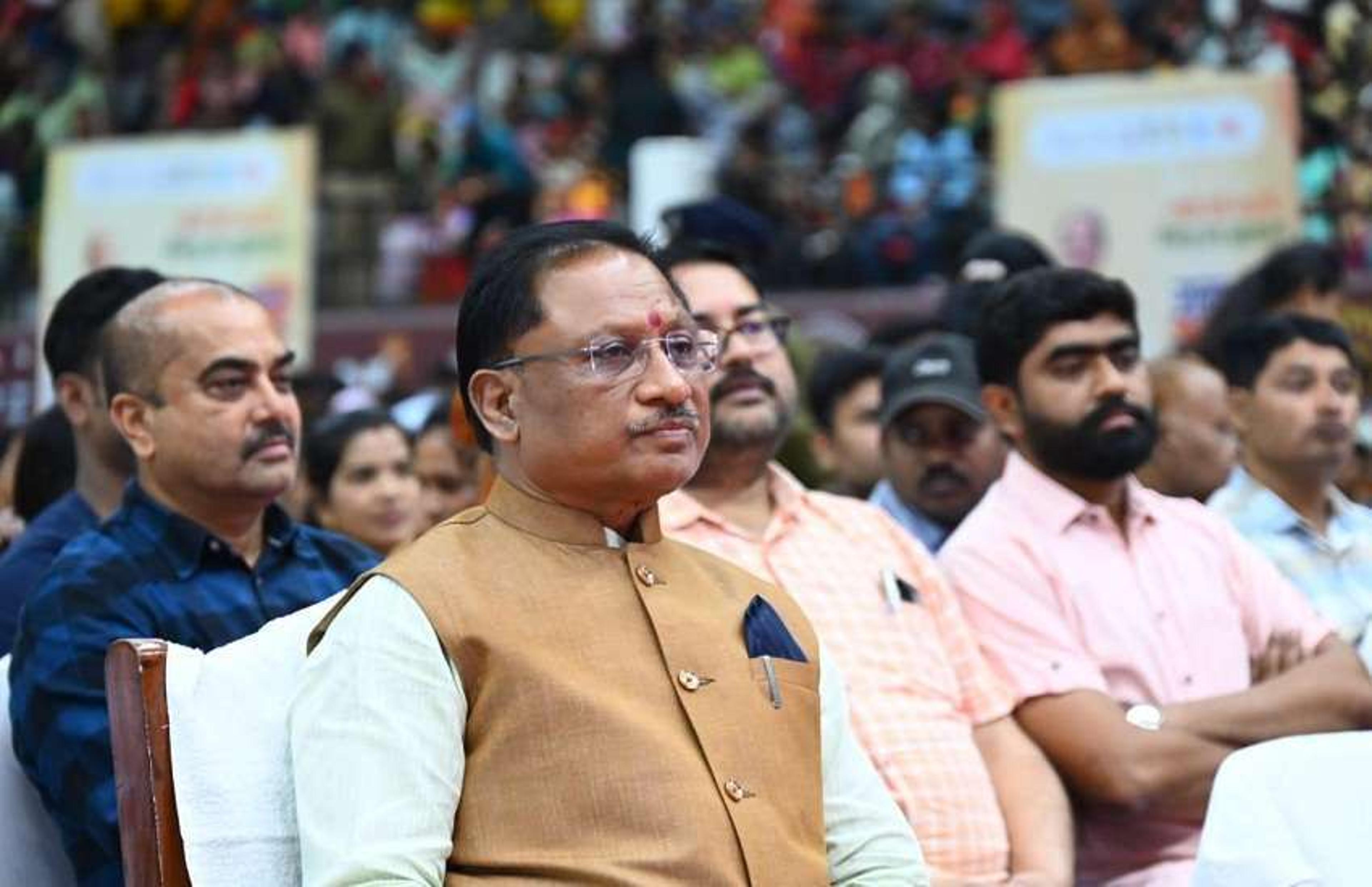 Viksit Bharat Sankalp Yatra: प्रधानमन्त्री मोदी को सुनने इंडोर स्टेडियम पहुंचे CM साय, हितग्राहियों को मिले पैसे, देखें PHOTOS