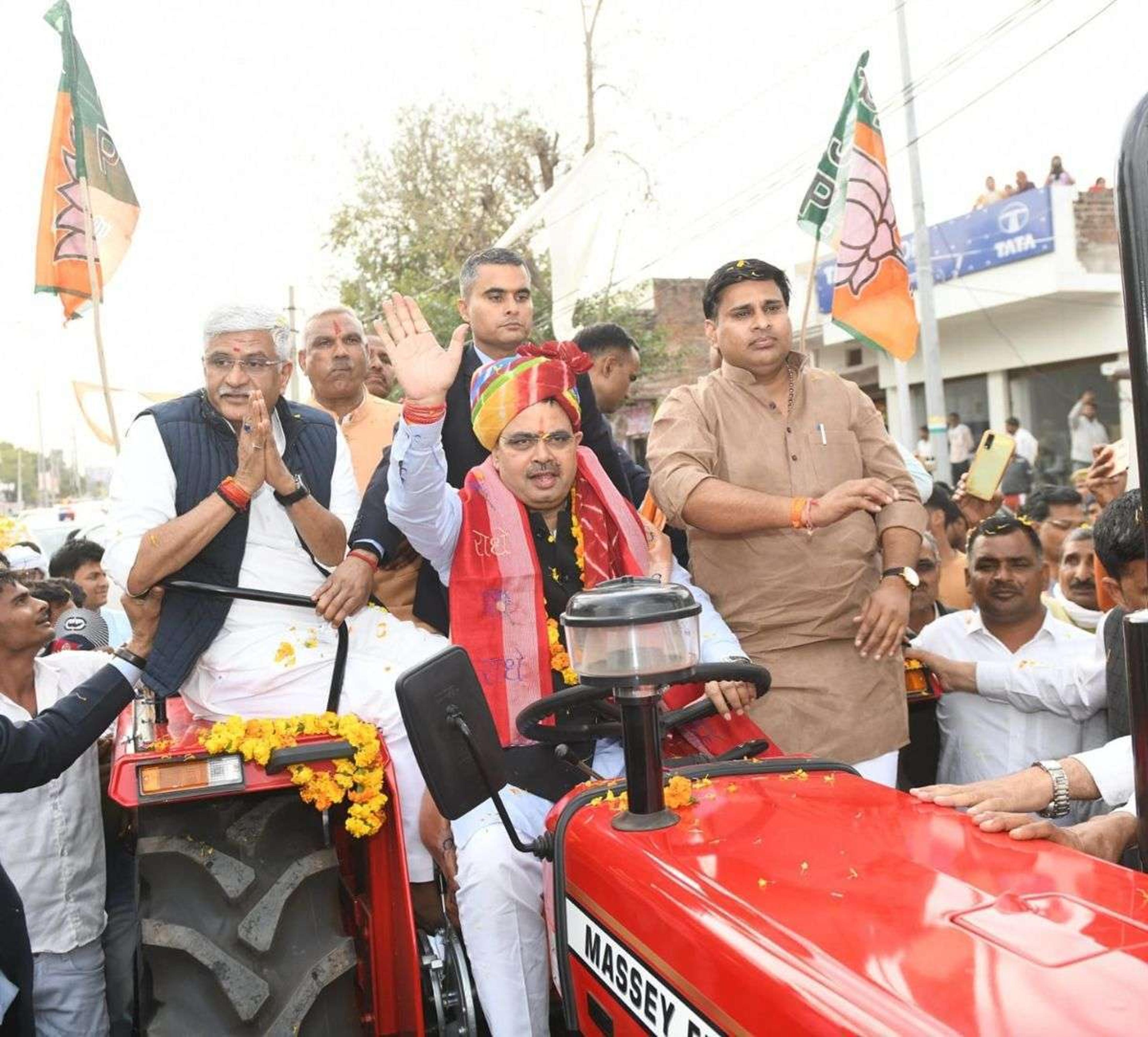 राजस्थान में यहां ट्रैक्टर चलाकर पहुंचे CM Bhajanlal Sharma, स्वागत में उमड़ी भीड़, देखें तस्वीरें