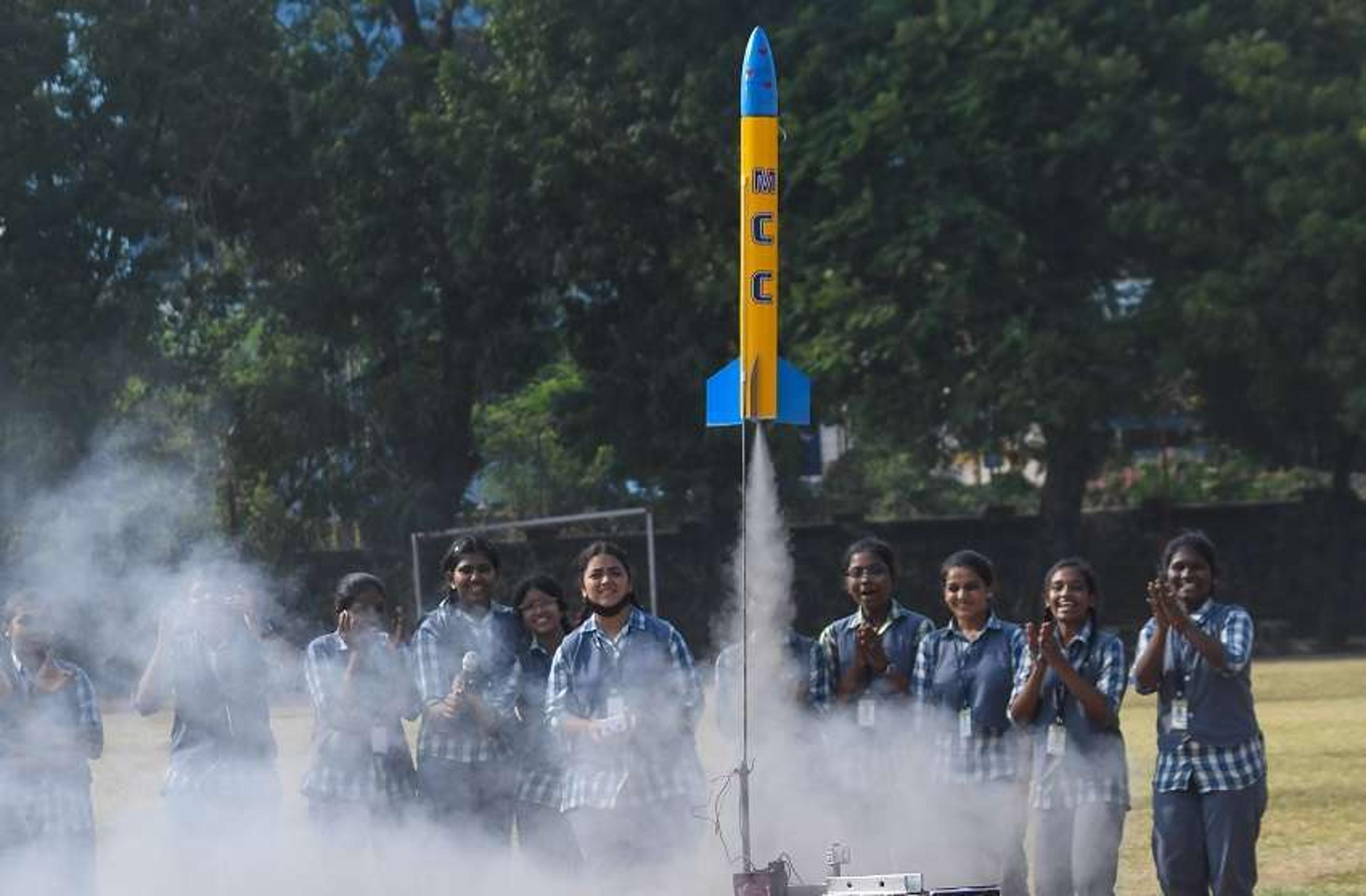 photos : रॉकेट साइंस कार्यशाला में दिखा छात्रों का उत्साह