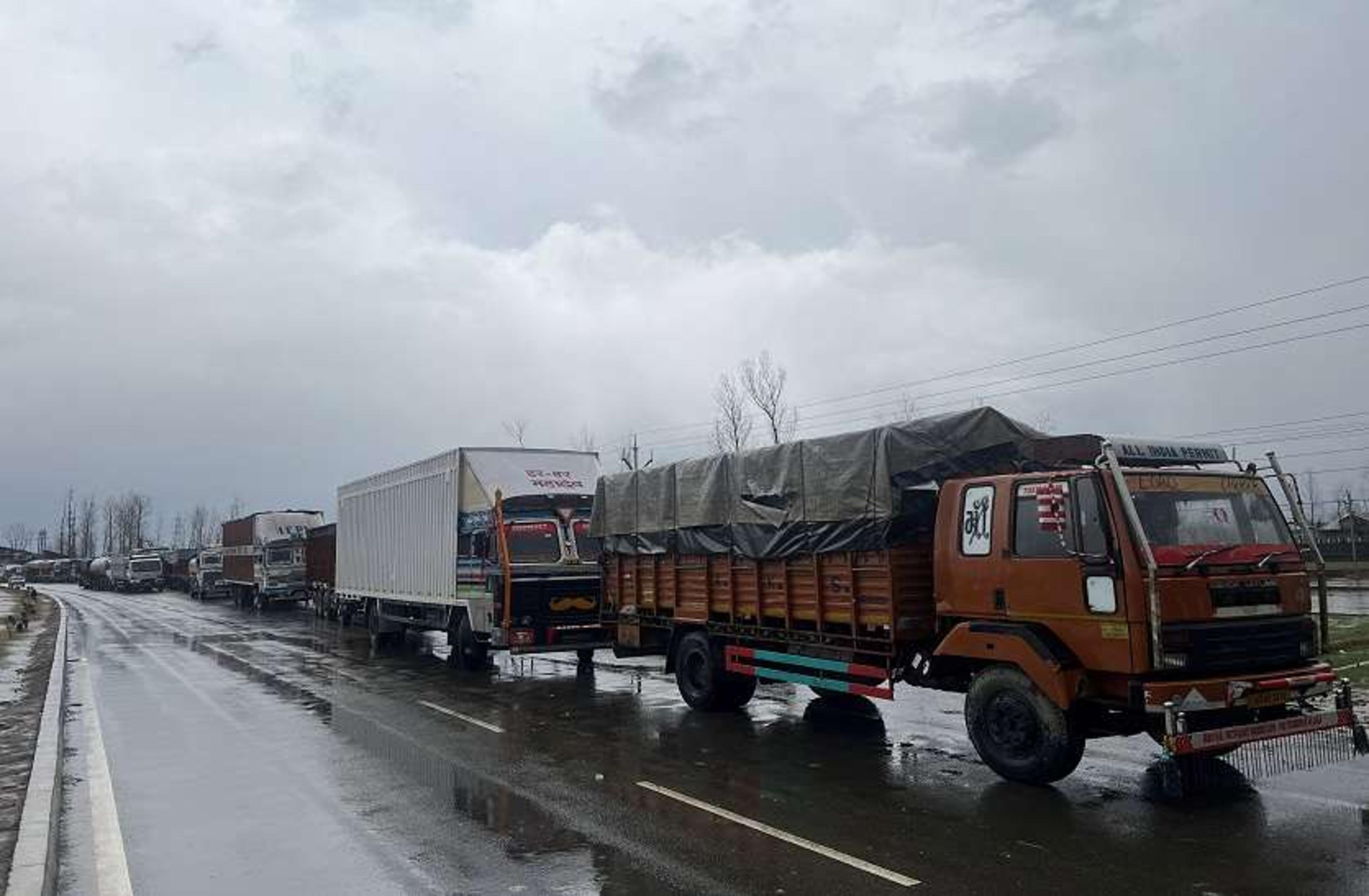 कश्मीर में बर्फबारी-बारिश से भूस्खलन, जम्मू-श्रीनगर राष्ट्रीय राजमार्ग अवरुद्ध