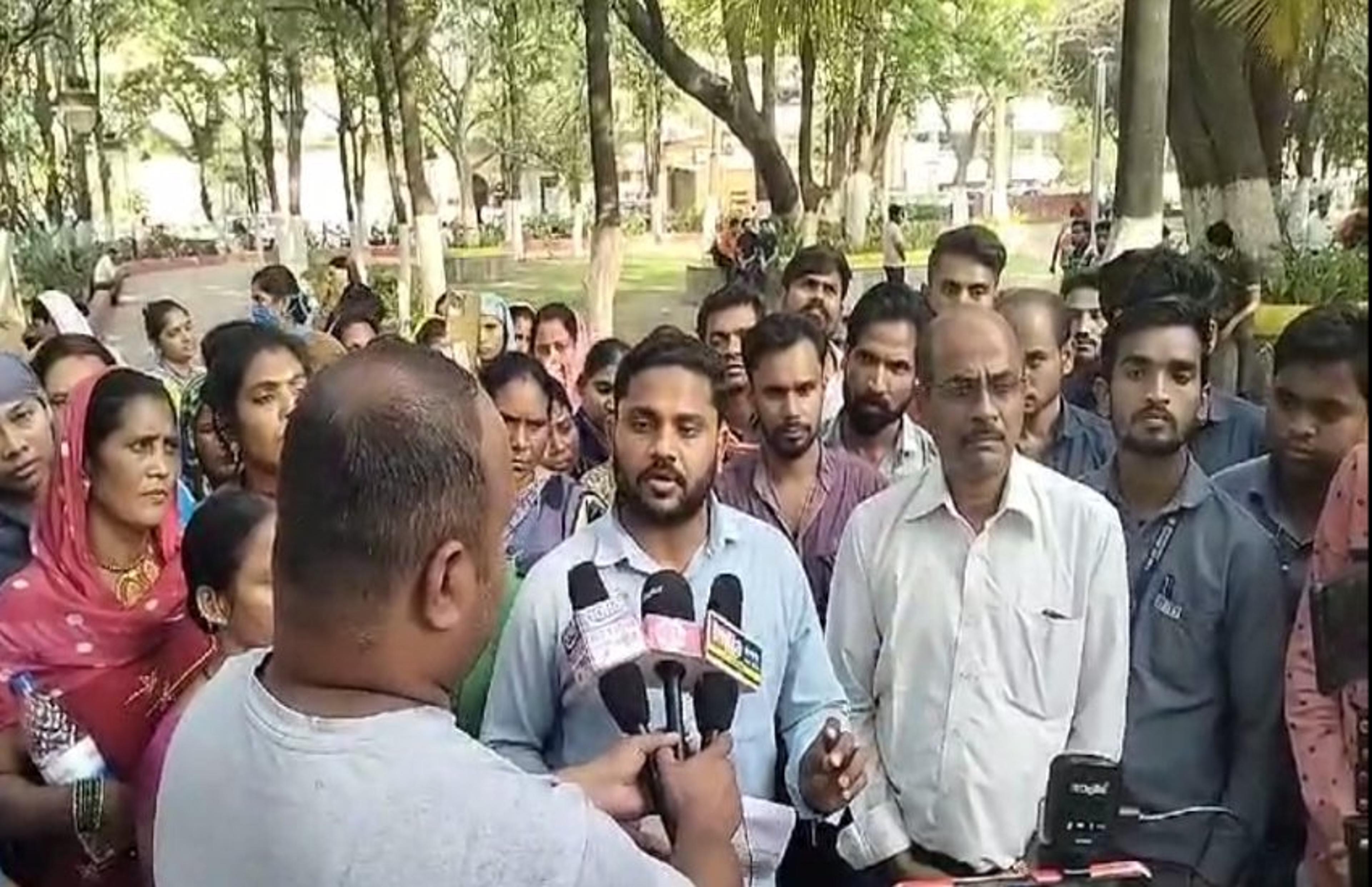 CHHATTISGARH NEWS: आंबेडकर अस्पताल में नई भर्ती के विरोध में ठेका कर्मचारियों ने किया प्रदर्शन