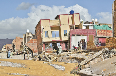 पाकिस्तान की कंगाली में आटा गीला कर रही बाढ़, सैकड़ों मौतें, घर हुए तबाह
