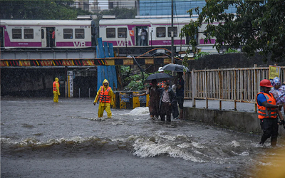 Mumbai Heavy Rain causes Waterlogging 