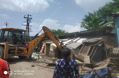 Indore News : आरई-2 रोड में बाधित एक और बस्ती में तोड़े 20 मकान