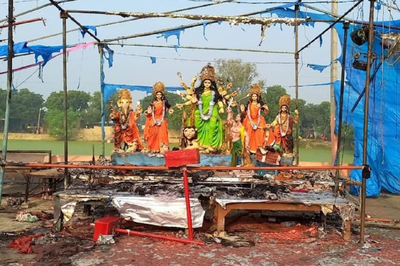 भदोही में दुर्गा पूजा पंडाल के विकराल आग में सब कुछ हुआ राख पर मां दुर्गा की प्रतिमा मुस्कुराती मिलीं