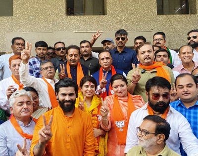 Gujarat election: रीवाबा जाडेजा ने दाखिल किया नामांकन,  रविन्द्र जाडेजा रहे मौजूद