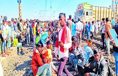 रेलवे फाटक खुलने का इंतजार कर रहे लोगों पर चढ़ा अनियंत्रित ट्रक , 3 की मौत