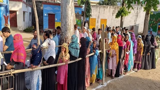 UP Lok Sabha Elections 2024 Phase 2nd Voting: 8 सीटों पर मतदान शुरू, पोलिंग
बूथों पर जुटी भीड़, कई जगह EVM खराब