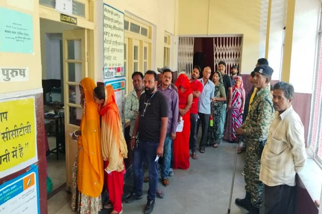 राजस्थान में हो रहा दूसरे चरण का मतदान : 13 सीटों पर सुबह 11 बजे तक 26.84 %
वोटिंग, बांसवाड़ा और बाड़मेर सबसे आगे