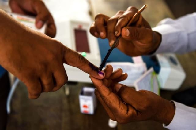 Lok Sabha Elections 2024: 102 सीटों पर मतदान जारी, 9 बजे तक बंगाल में 15.09
प्रतिशत, यूपी में 12.22, राजस्थान में 10.67% मतदान