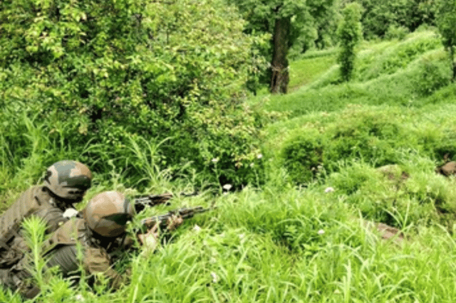 Poonch Encounter: वायुसेना के काफिले पर हमला करने वाले आतंकियों को भारतीय सेना
ने घेरा
