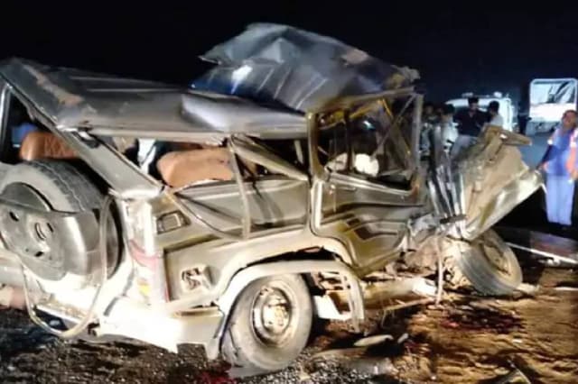 Indore Accident : इंदौर-अहमदाबाद हाईवे पर 8 की मौत, 6 घंटे तक शवों की होती रही
दुर्दशा, मोबाइल-पर्स गायब