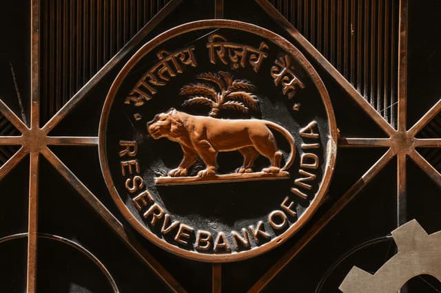 Bank Fraud : सरकारी से ज्यादा प्राइवेट बैंक में सुरक्षित है आपका पैसा, जानिए
कैसे RBI की नई रिपोर्ट में हुआ चौंकाने वाला खुलासा