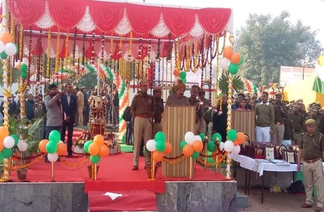 Republic Day पर पुलिस लाइन में शानदार परेड, राज्यमंत्री चौ. उदयभान सिंह ने UP Police को सराहा, देखें वीडियो