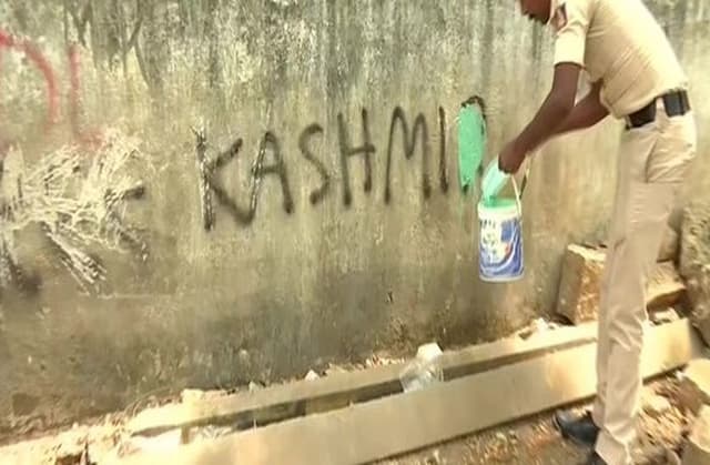 कर्नाटक में दीवारों पर लिखे गए ‘फ्री कश्मीर’ और मोदी विरोधी नारे