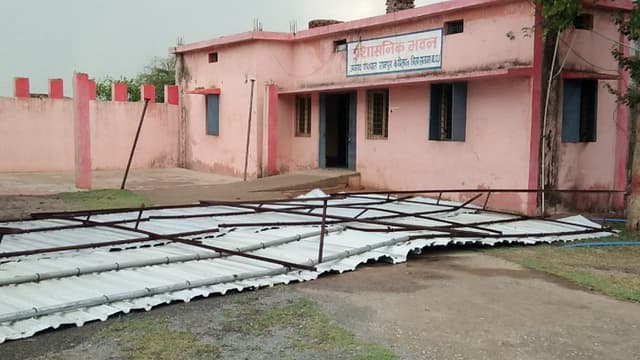 रामपुर बाघेलान जनपद कार्यालय का टीन शेड उड़ा, घटिया निर्माण की खुली पोल