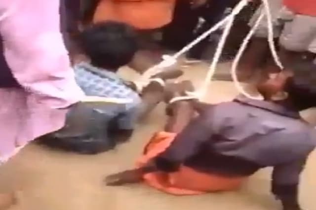 Video: भीड़ ने 2 बच्चों को बेरहमी से पीटा, रस्सी से बांधकर घसीटा, मोबाइल चोरी का लगा था आरोप