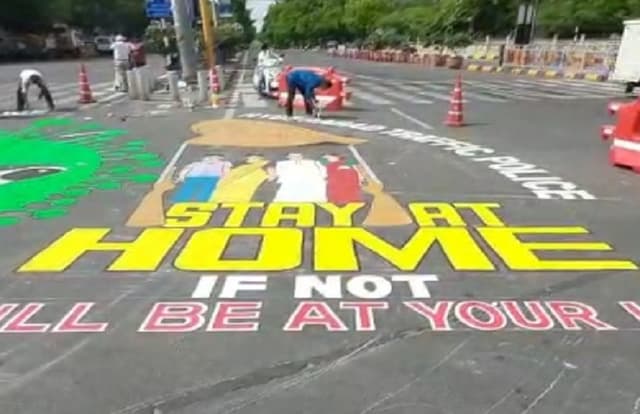 Coronavirus: लॉकडाउन को लेकर लोगों में जागरुकता पैदा करने के लिए आर्टिस्ट ने सड़क पर बनाई पेंटिंग, दिया यह संदेश
