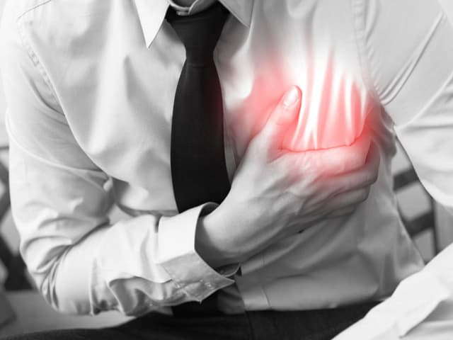 Heart Attack Symptoms जबड़े में और बाएं हाथ की बाजू में होने वाला दर्द भी हार्ट अटैक का लक्षण हो सकता है
