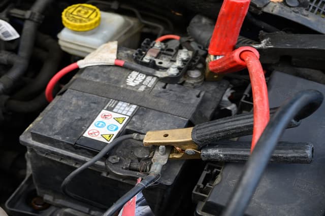 इन टिप्स की मदद से जानिये कि आपकी कार की बैटरी कितने दिन और चलेगी
