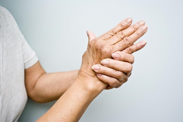 Arthritis Problem: हाथों में महसूस होती है ऐसी समस्याएं हो सकता है आर्थराइटिस का संकेत, इसे नजरअंदाज करने की न करें गलती