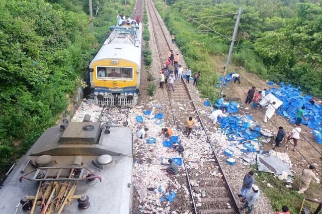 लखनऊ- दिल्ली हाईवे पर बड़ा हादसा, पुल की रेलिंग तोड़कर रेलवे ट्रैक पर गिरा ट्रक