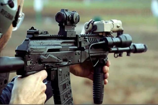 दुश्मनों को देंगे मुंह तोड़ जवाब, Indian Army को राजनाथ सिंह ने सौंपी अमेठी में तैयार AK-203 राइफल