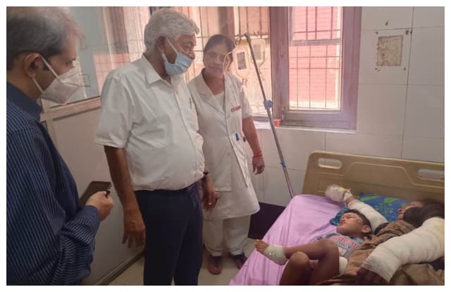 दुर्गा पंडाल भदोही अग्निकांड: आग में झुलसे चार लोग एसआरएन अस्‍पताल में भर्ती, 24 घंटे निगरानी के लिए डॉक्टर तैनात