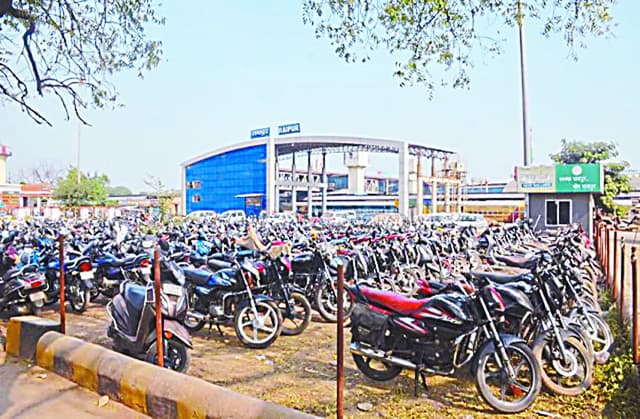 रायपुर में पार्किंग मतलब वसूली का अड्डा, शहर सरकार की चुप्पी बढ़ा रही दर्द