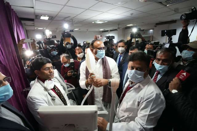 राजधानी के अस्पतालों में अचानक व्यवस्था देखने पहुंचे  उप मुख्यमंत्री और फिर, देखे तस्वीरें