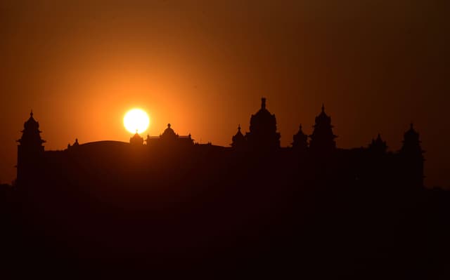 PHOTOs: सूर्यास्त के साथ कर्नाटक विधानमंडल के सत्रावसान की झलकियां