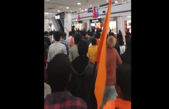 ViDEO: पठान फिल्म के विरोध में मॉल में घुस फोस्टर फाड़े