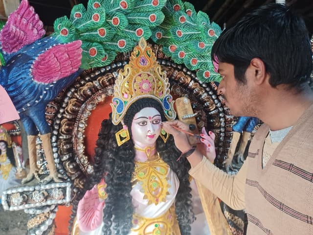 शहर में बंगाल की विशेष चिकनी मिट्टी से बन रही हैं देवी सरस्वती की प्रतिमाएं