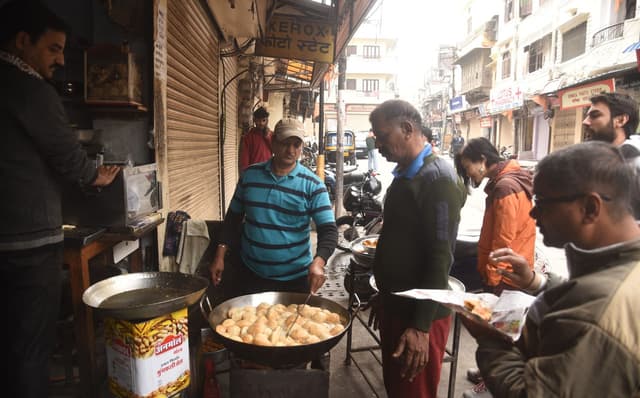जायका पुराने शहर का :  40 सालों से कायम है पालीवाल ब्रदर्स की कचौरी का वही स्वाद और अंदाज..उदयपुर आएं तो यहां जाना ना भूलें