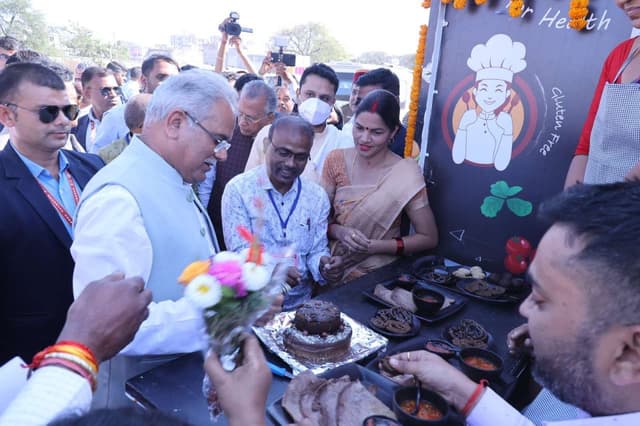 PHOTO GALLERY : मुख्यमंत्री भूपेश बघेल के रायगढ़ दौरे की एक झलक, मिलेट ऑन व्हील्स को हरी झंडी  दिखाकर किया रवाना