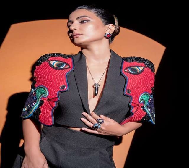 डिजाइनर जैकेट में हिना खान का एलिगेंट लुक देख फैंस हुए क्रेजी