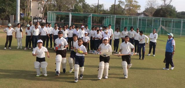 महिला क्रिकेट का बढ़ता क्रेज जिमखाना ग्राउंड पर प्रेक्टिस करती लड़किया