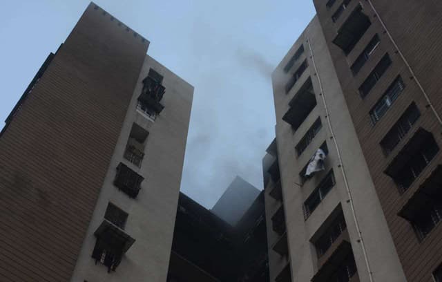 इमारत की 16वीं मंजिल पर लगी भीषण आग