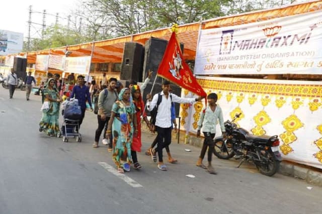 अहमदाबाद से डाकोर मार्ग पर उमड़ने लगे पदयात्री, जय रणछोड़ की गूंज