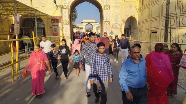 जयपुर के आराध्य गोविंद देव जी मंदिर में भक्तों ने ऐसे मनाई होली, देखें तस्वीरें