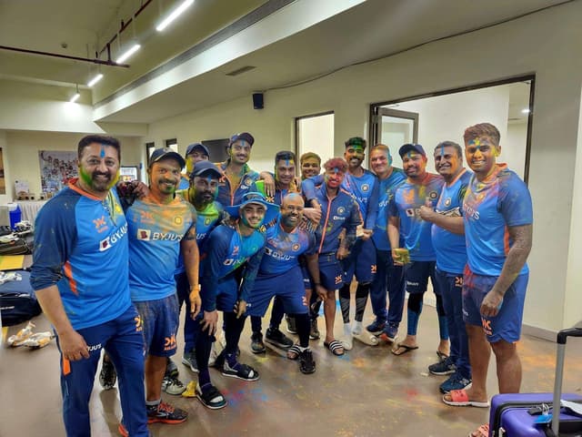 Happy Holi: अहमदाबाद में होली के रंग में रंगी टीम इंडिया