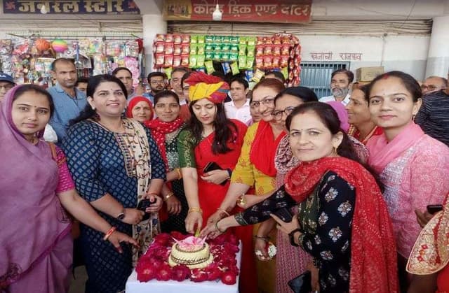 महिला दिवस : रोडवेज बस में आदर सत्कार से महिलाएं हुईं खुश, प्रशासन ने कहीं ​खिलाया केक तो कहीं दिए फूल, देखें तस्वीरें