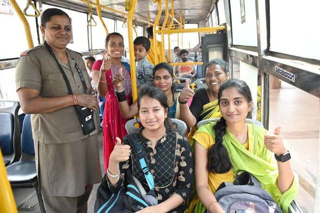 Photo: बीएमटीसी ने महिलाओं को कराई नि:शुल्क बस यात्रा