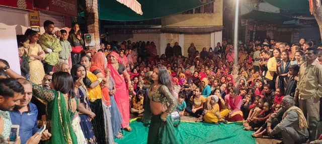 Mewadi tradition news : किन्नरों की बारात देखने उमड़े लोग, डीजे पर जमकर थिरके