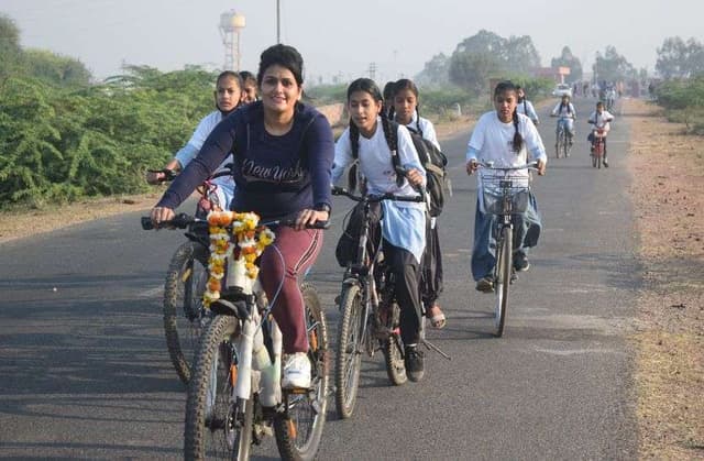 छात्राओं और अधिकारियों ने साइकिल चला दिया बालिका सशक्तिकरण का संदेश......देखें तस्वीरें