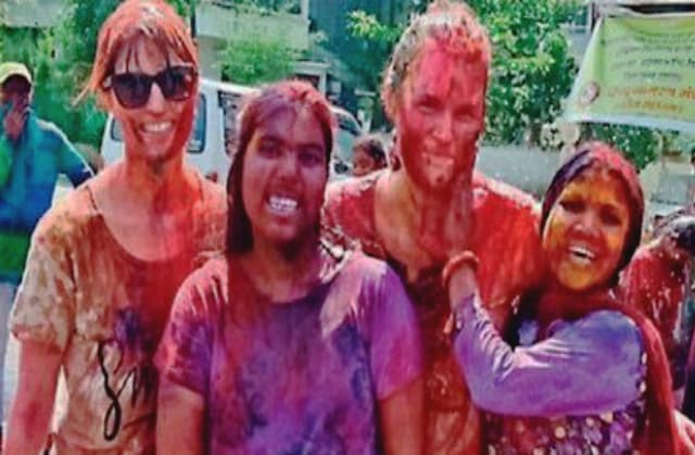 भारतीय रंगों में रंगी यूरोप की 'क्रिस्टिना' और 'सारा', जमकर उड़ाया गुलाल