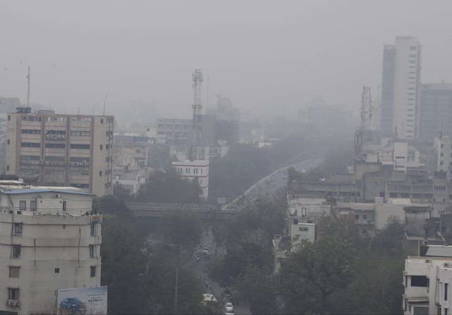Gujarat: गुजरात के कुछ हिस्सों में बेमौसमी बारिश