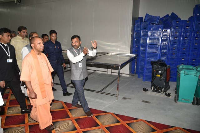 देखिये तस्वीरें : मुख्यमंत्री योगी आदित्यनाथ ने वाराणसी में किया इंटीग्रेटेड पैके हाउस का निरीक्षण